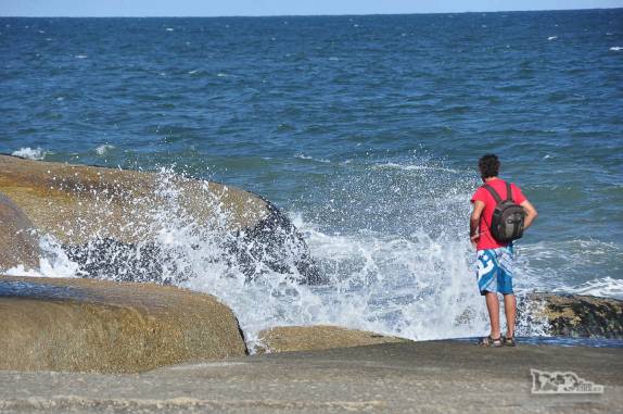 Na ponta de pedra da Punta del Diablo, no litoral do Uruguai